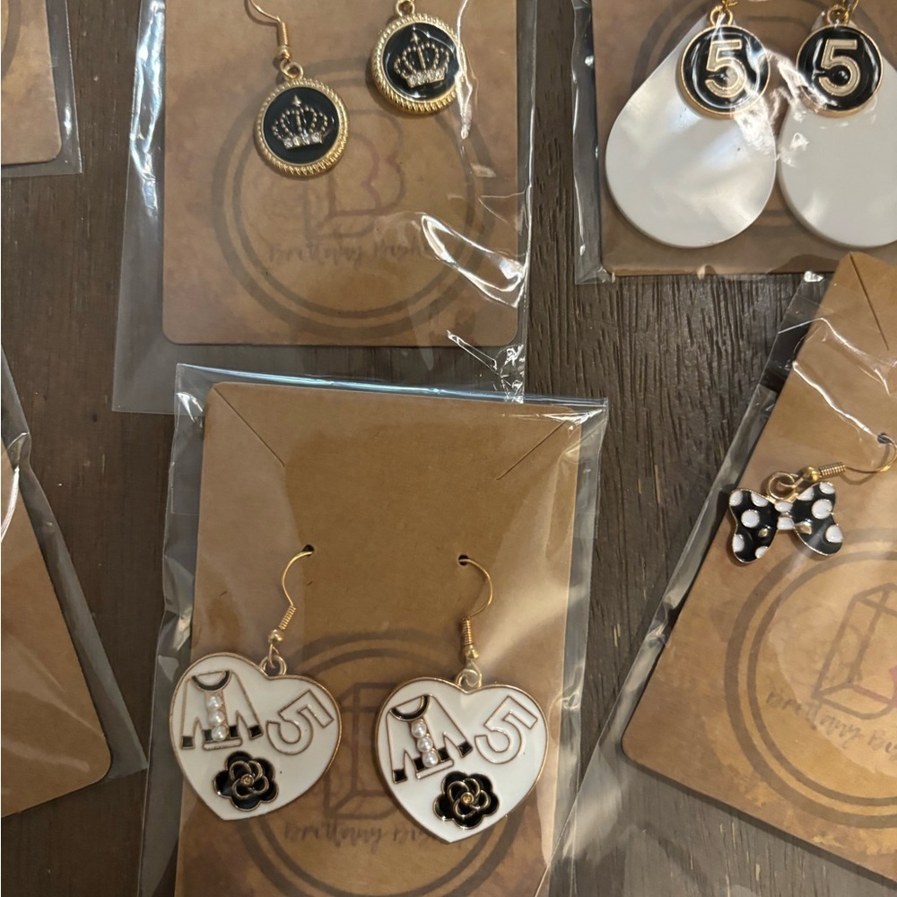 Lot of Assorted Fashion Earrings Sets with Black and White Designs - Picture 5 of 7